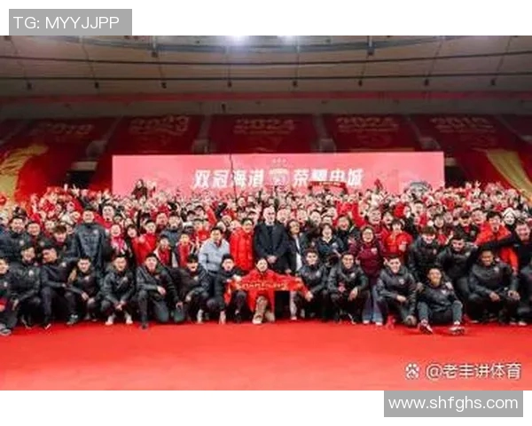 退役足球明星们重聚欢庆昔日辉煌时刻的温馨合影分享