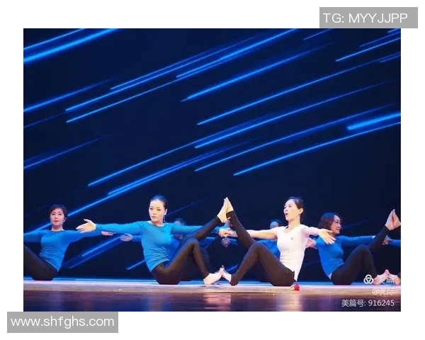 足球场上的舞者不同明星的独特动作与风采展现